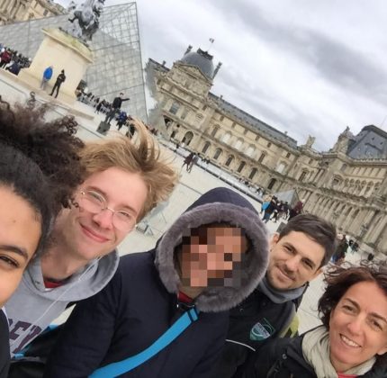 Devant Le Louvre_censored